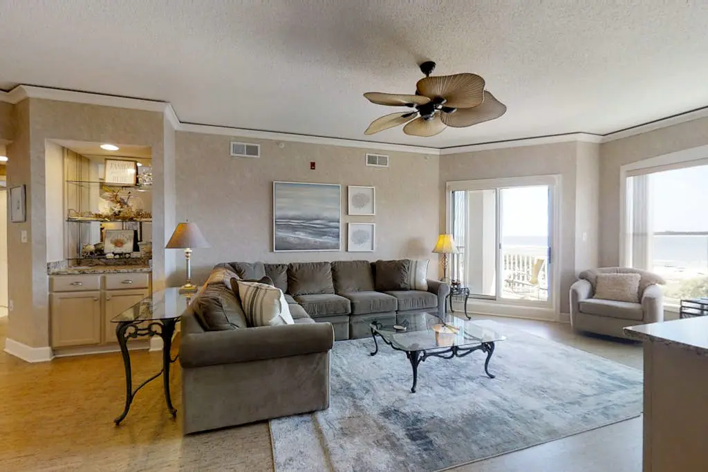 Airy abode w/ beach access and balcony view - central location