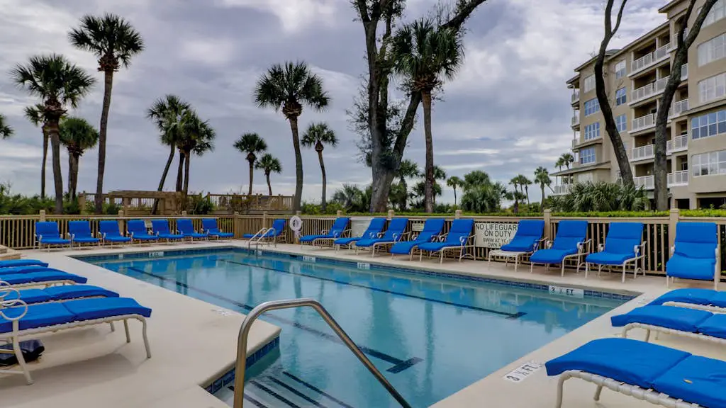 Airy abode w/ beach access and balcony view - central location