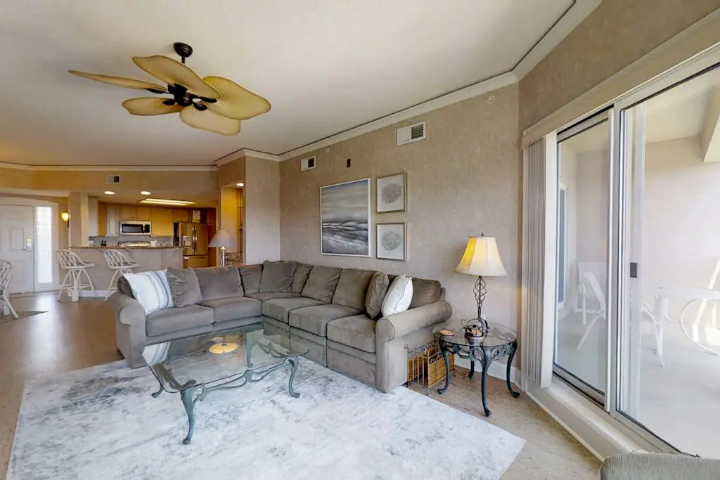 Airy abode w/ beach access and balcony view - central location