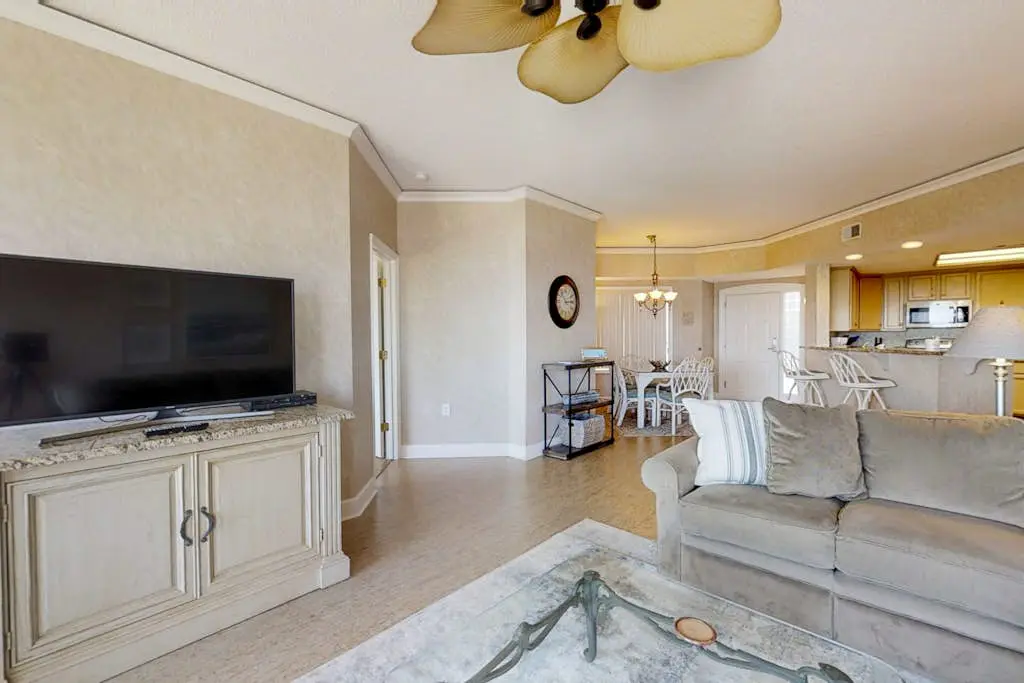 Airy abode w/ beach access and balcony view - central location