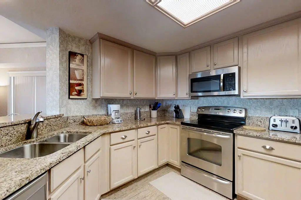 Airy abode w/ beach access and balcony view - central location