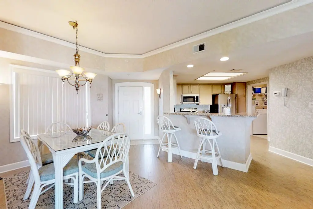 Airy abode w/ beach access and balcony view - central location