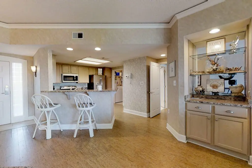 Airy abode w/ beach access and balcony view - central location