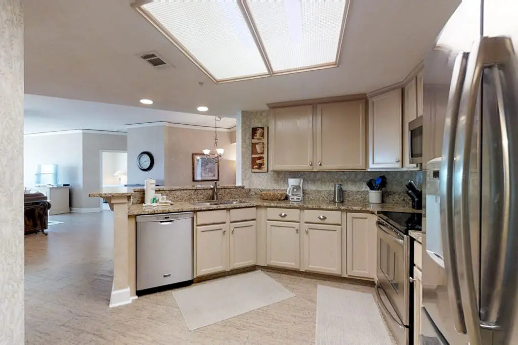 Airy abode w/ beach access and balcony view - central location