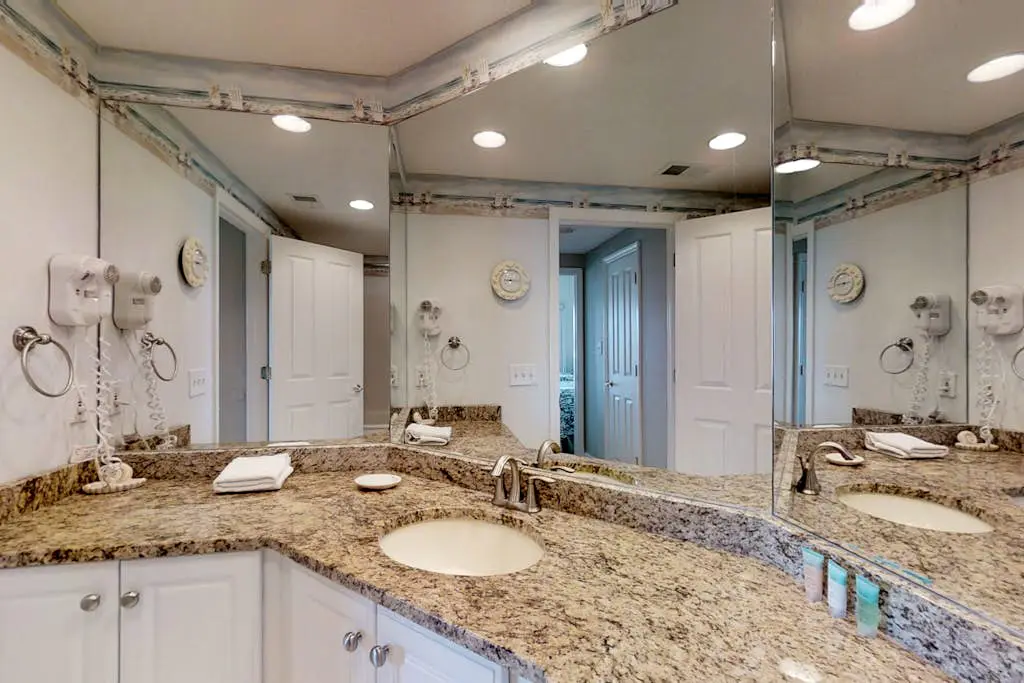 Airy abode w/ beach access and balcony view - central location