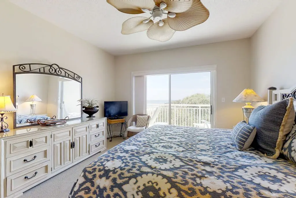 Airy abode w/ beach access and balcony view - central location