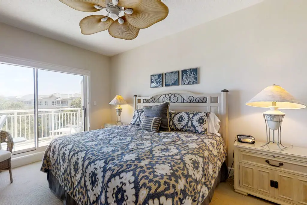 Airy abode w/ beach access and balcony view - central location