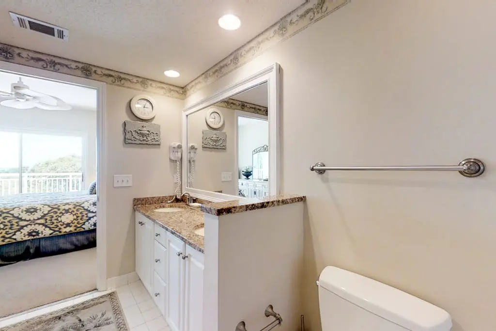 Airy abode w/ beach access and balcony view - central location