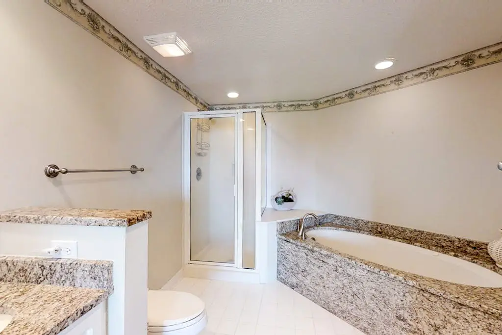 Airy abode w/ beach access and balcony view - central location