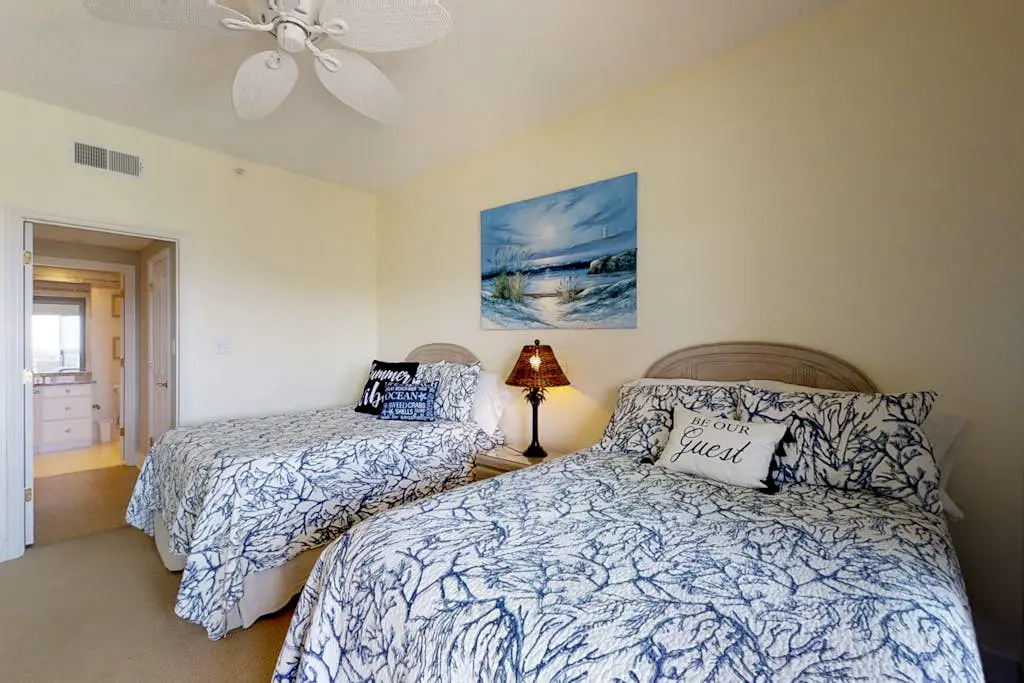 Airy abode w/ beach access and balcony view - central location