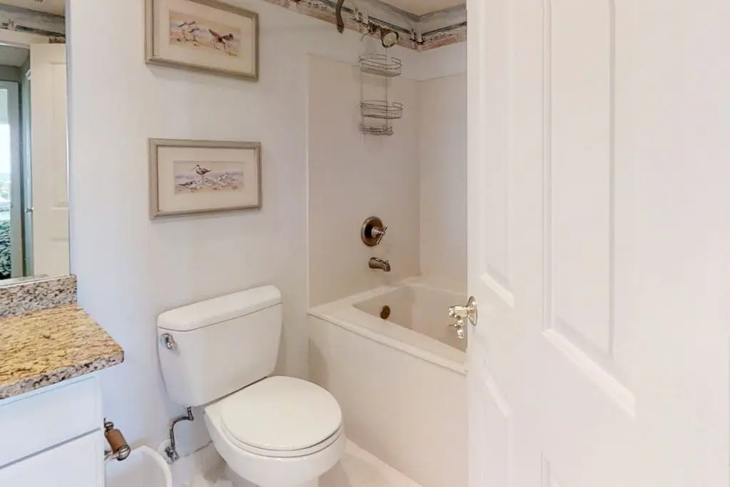 Airy abode w/ beach access and balcony view - central location