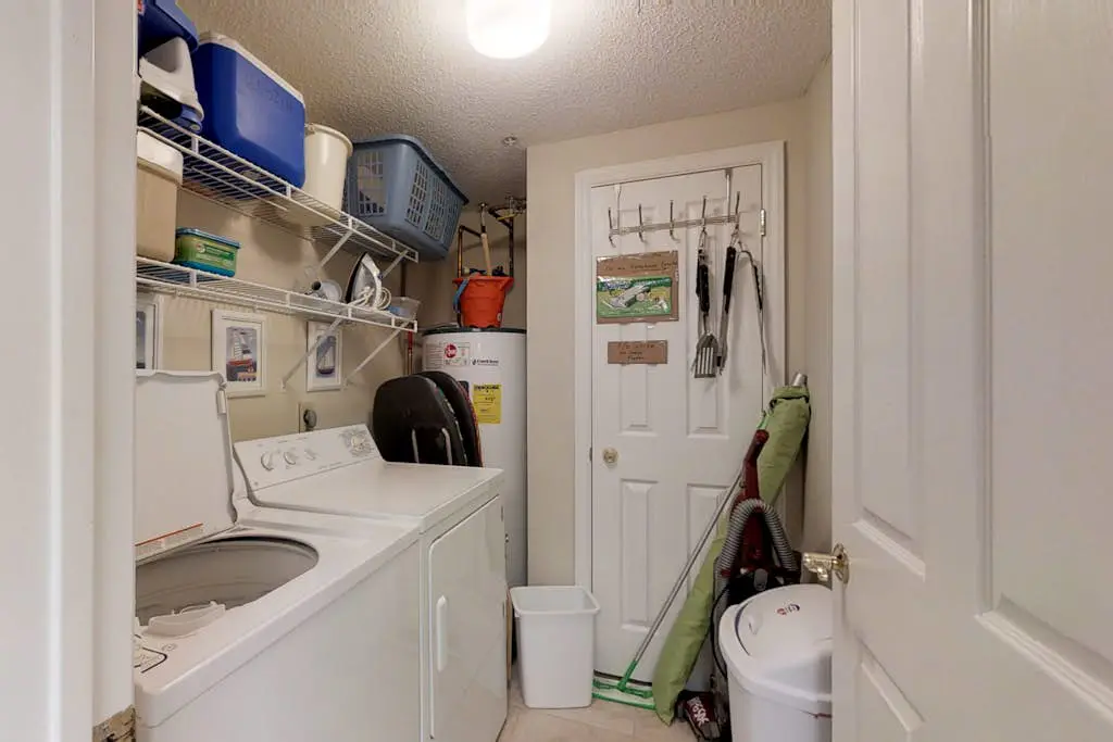 Airy abode w/ beach access and balcony view - central location