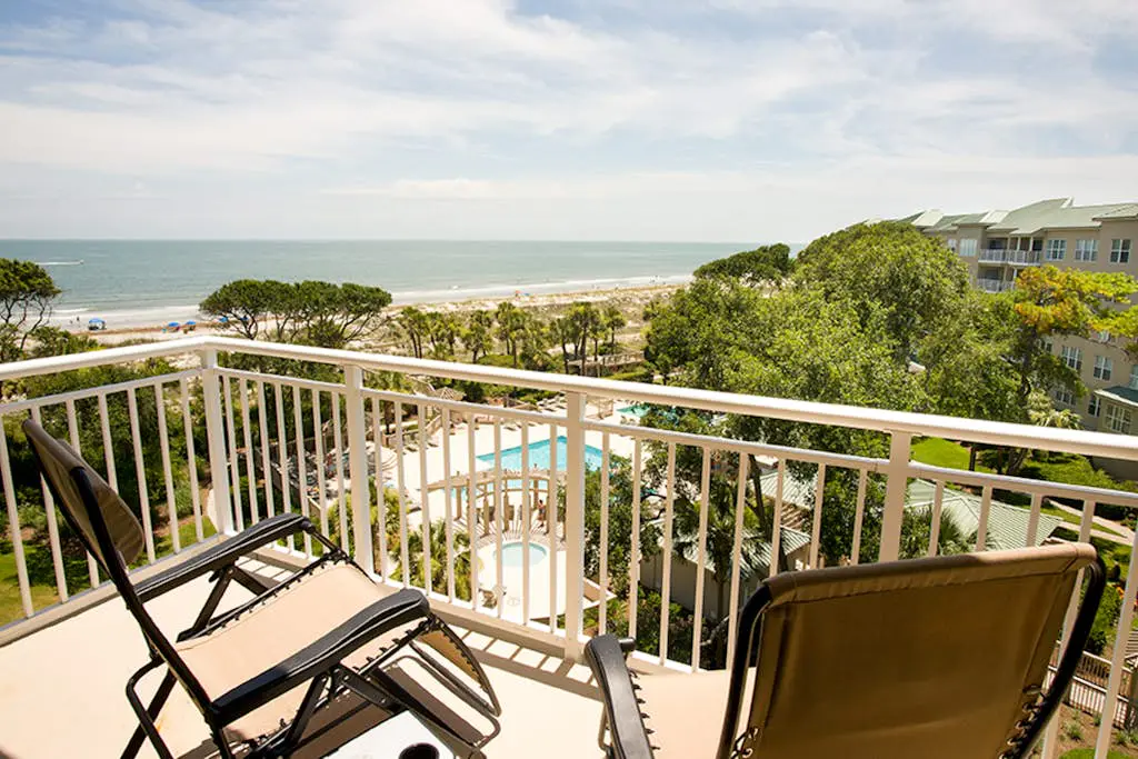 Airy abode w/ beach access and balcony view - central location