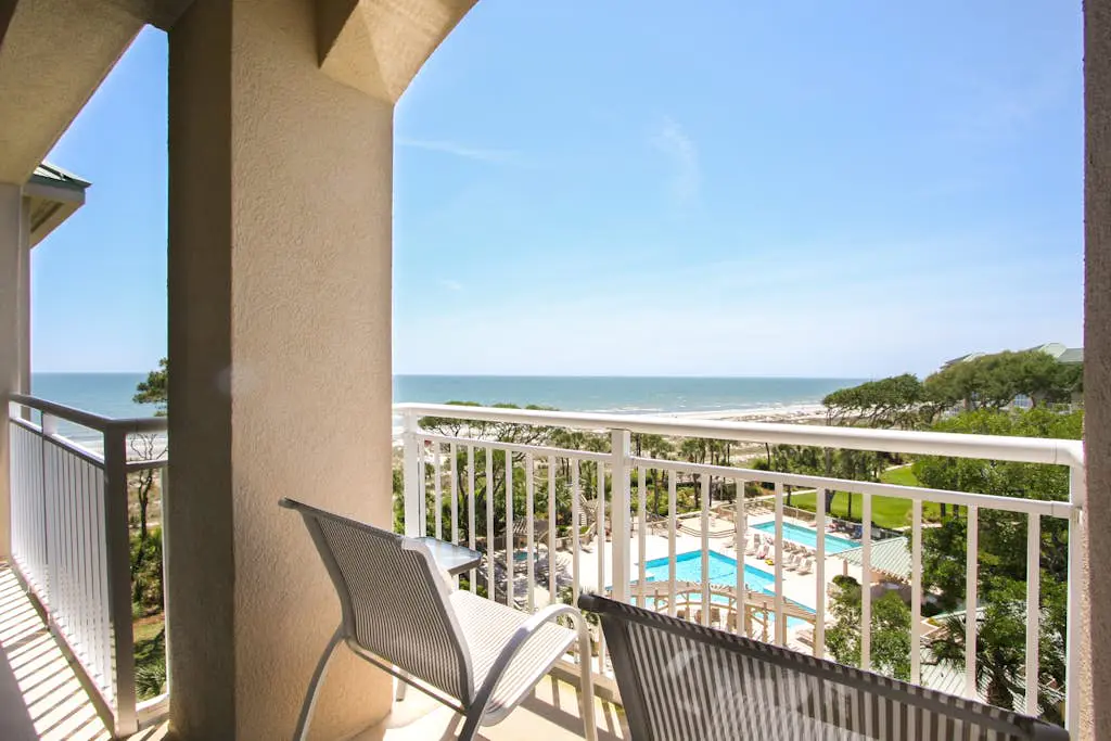 Airy abode w/ beach access and balcony view - central location