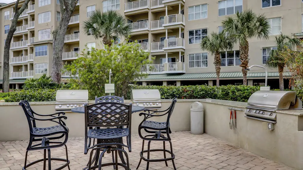 Airy abode w/ beach access and balcony view - central location