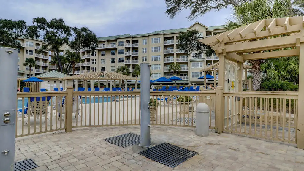 Airy abode w/ beach access and balcony view - central location