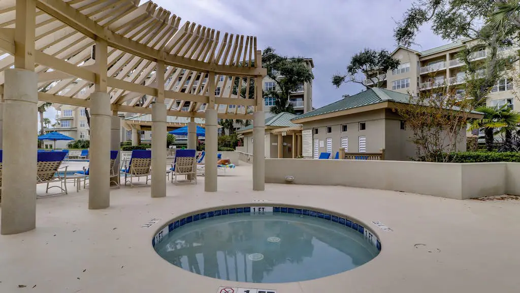 Airy abode w/ beach access and balcony view - central location