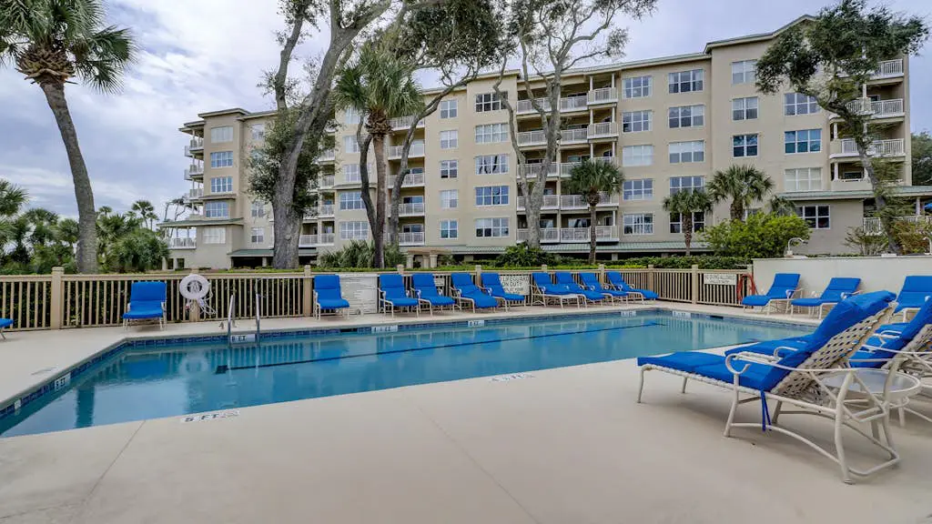 Airy abode w/ beach access and balcony view - central location