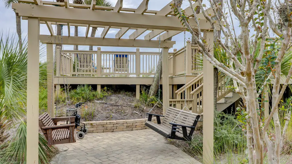 Airy abode w/ beach access and balcony view - central location