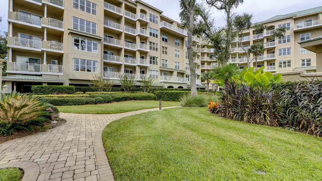 Airy abode w/ beach access and balcony view - central location