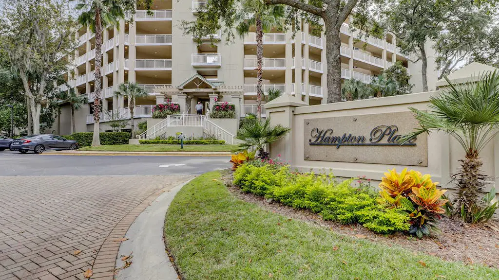 Airy abode w/ beach access and balcony view - central location