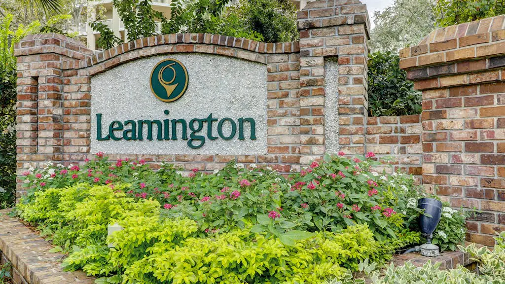 Airy abode w/ beach access and balcony view - central location