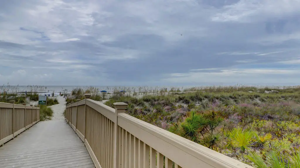 Airy abode w/ beach access and balcony view - central location