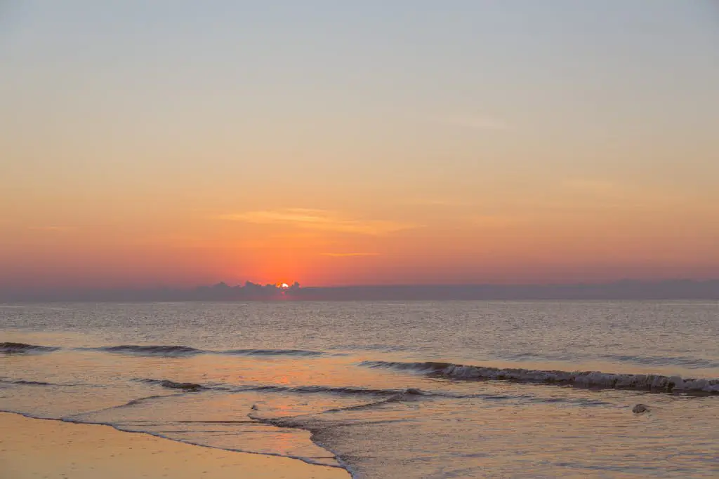 Airy abode w/ beach access and balcony view - central location