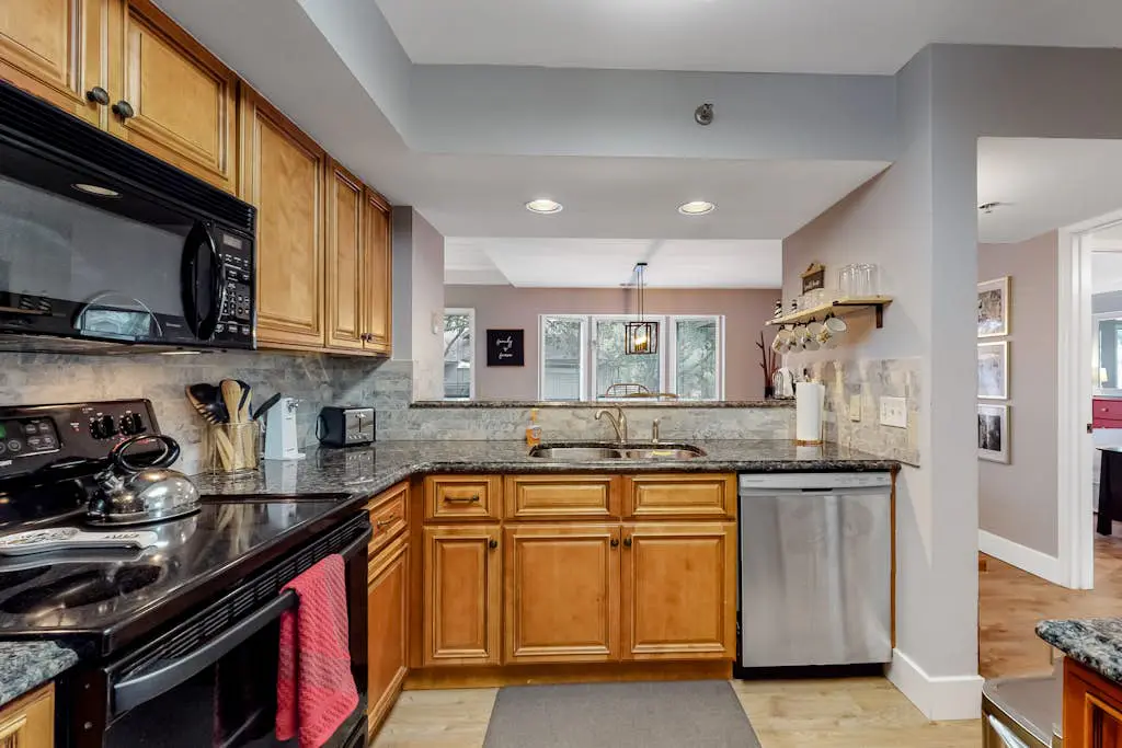 Family-Friendly Condo w/Free WiFi, Covered Porch, Washer/Dryer, and Shared Pool