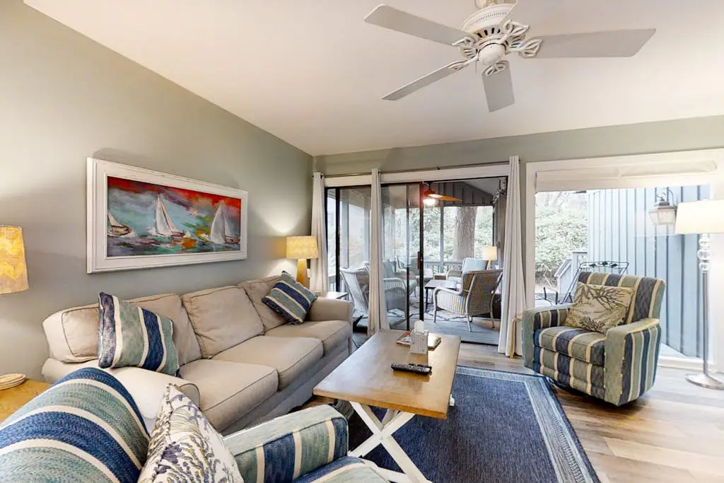 Lovely & vibrant condo w/ a screened-in porch & shared pool - close to beaches