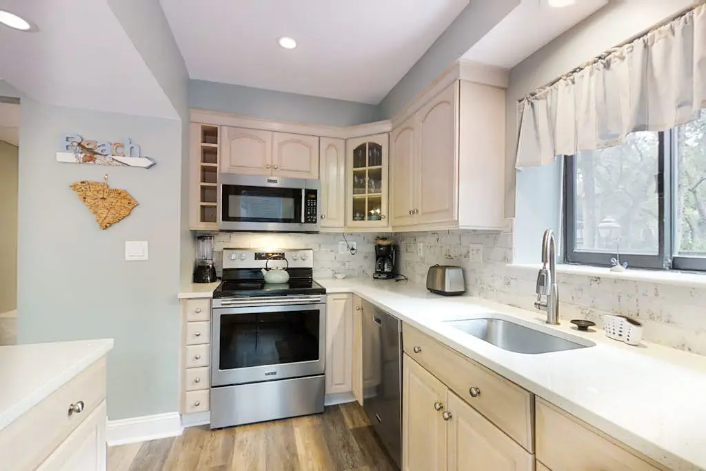 Bright, charming condo with screened porch, shared pool, and easy beach access