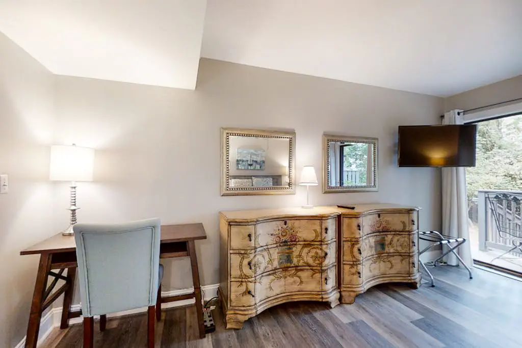 Bright, charming condo with screened porch, shared pool, and easy beach access