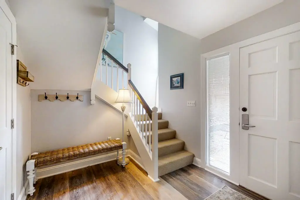 Bright, charming condo with screened porch, shared pool, and easy beach access