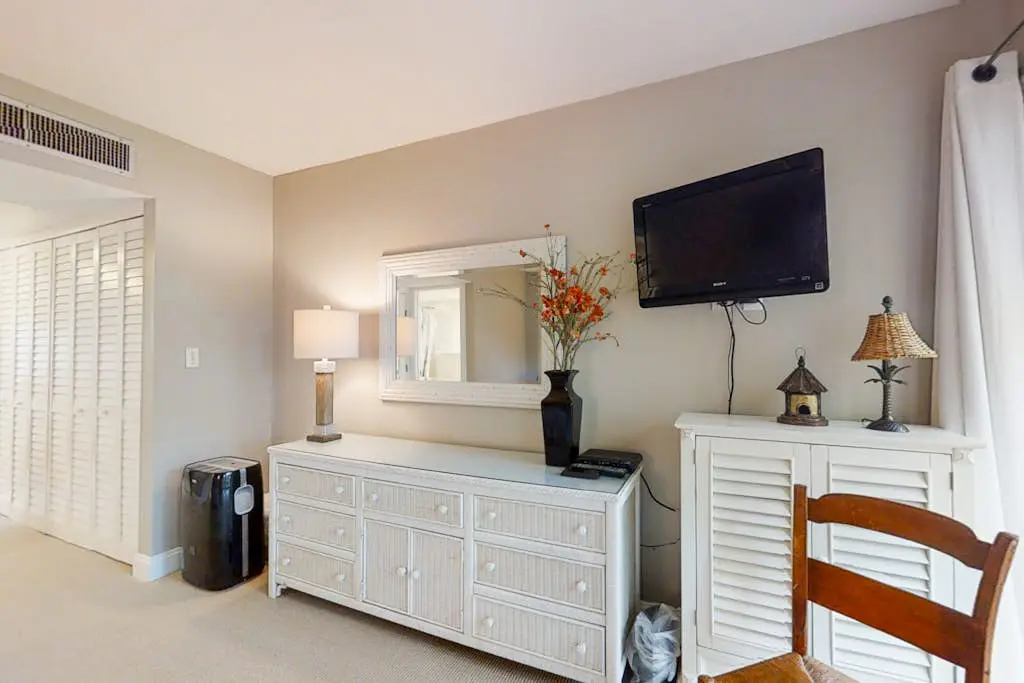 Bright, charming condo with screened porch, shared pool, and easy beach access