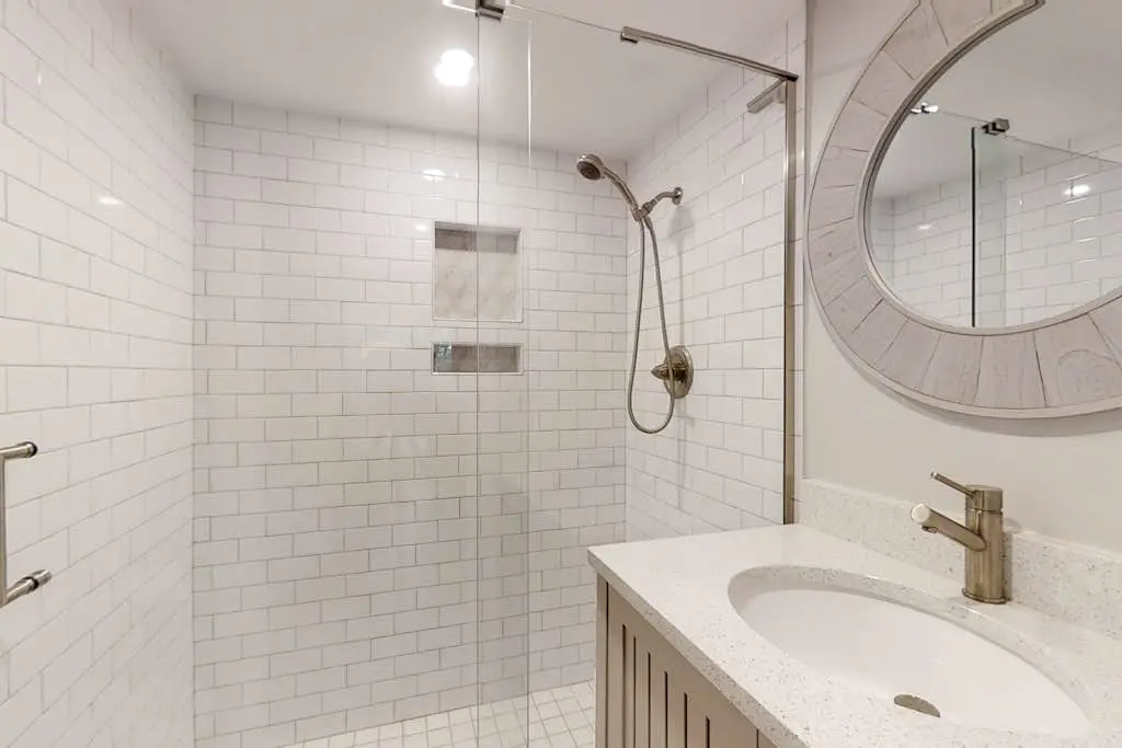 Bright, charming condo with screened porch, shared pool, and easy beach access