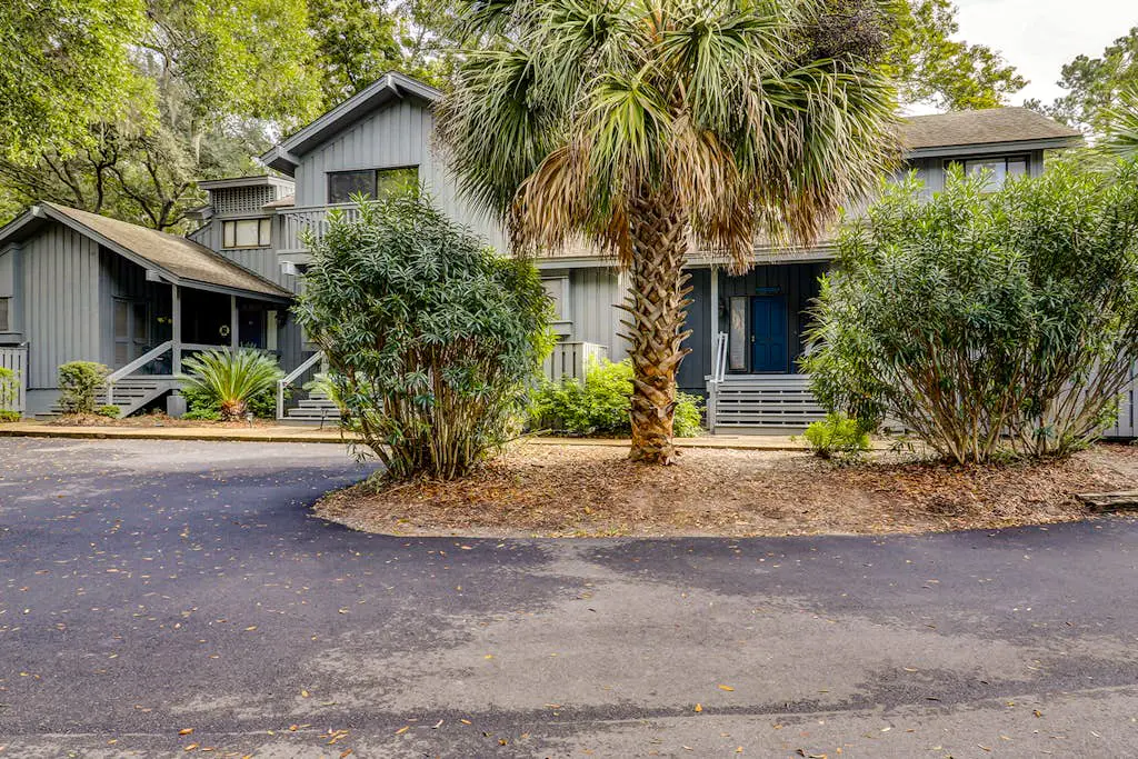 Bright, charming condo with screened porch, shared pool, and easy beach access