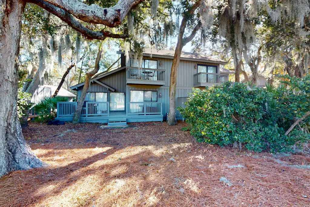 Fun in the sun w/ a full kitchen, furnished deck, & shared pool