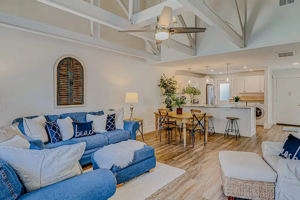 Bright condo w/ a private patio - walk to beaches, pools, & shopping