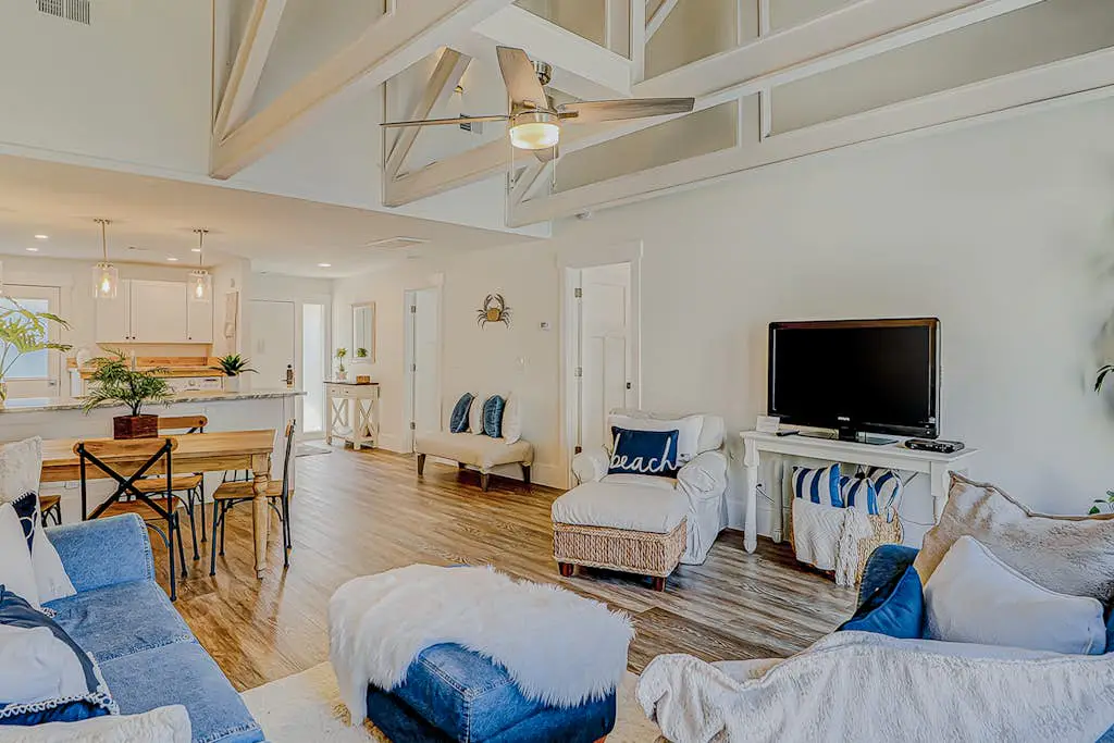 Bright condo w/ a private patio - walk to beaches, pools, & shopping