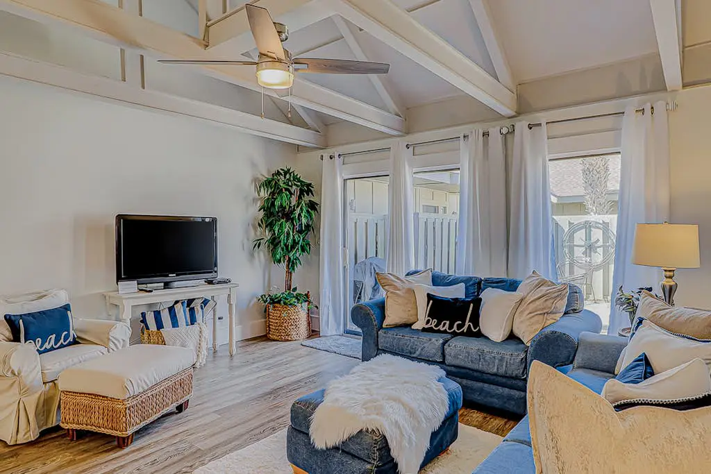 Bright condo w/ a private patio - walk to beaches, pools, & shopping