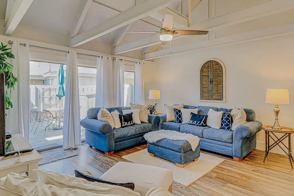 Bright condo w/ a private patio - walk to beaches, pools, & shopping
