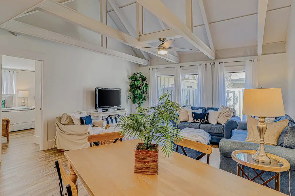 Bright condo w/ a private patio - walk to beaches, pools, & shopping