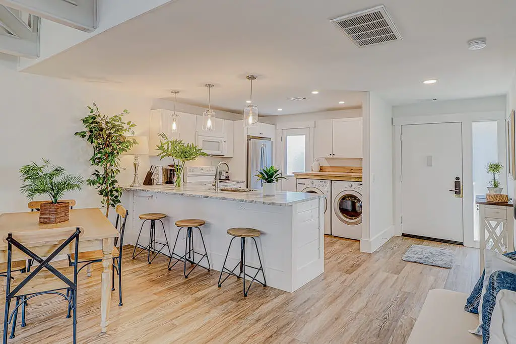 Bright condo w/ a private patio - walk to beaches, pools, & shopping