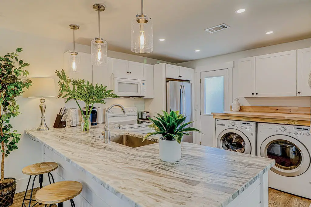 Bright condo w/ a private patio - walk to beaches, pools, & shopping
