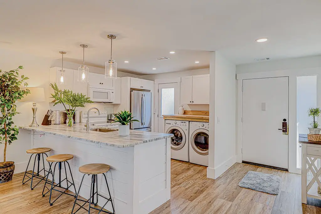 Bright condo w/ a private patio - walk to beaches, pools, & shopping