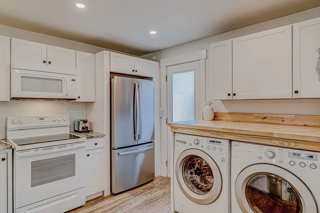 Bright condo w/ a private patio - walk to beaches, pools, & shopping