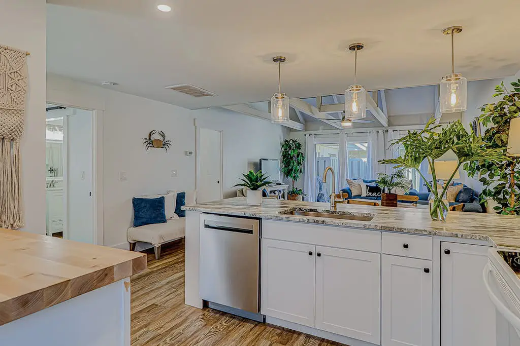 Bright condo w/ a private patio - walk to beaches, pools, & shopping