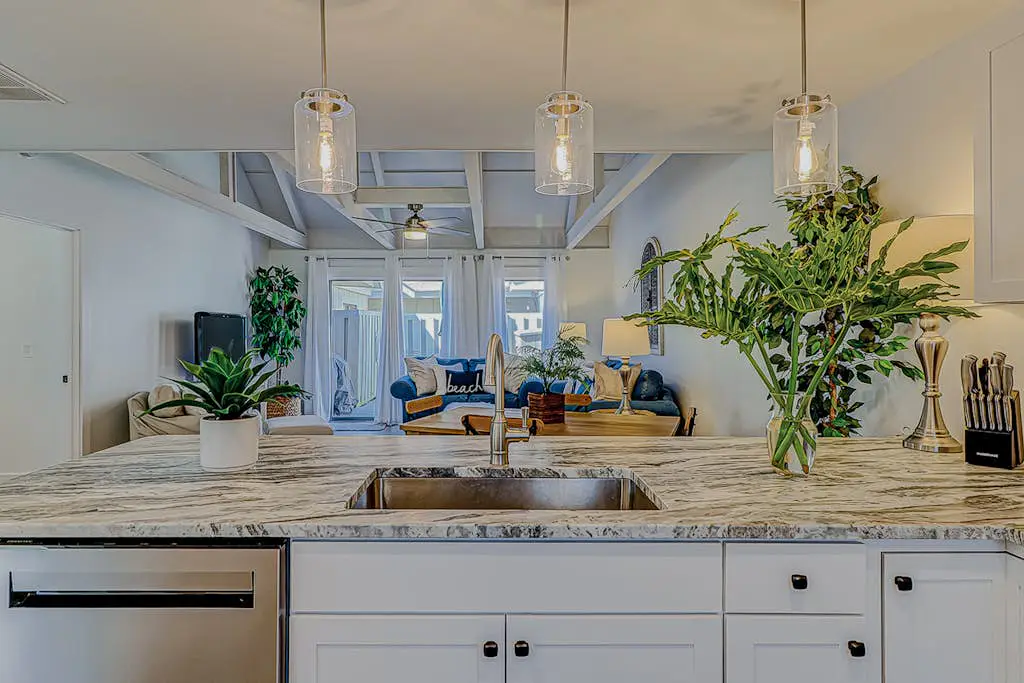 Bright condo w/ a private patio - walk to beaches, pools, & shopping