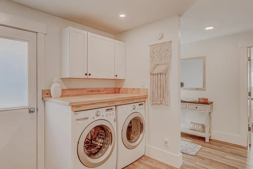 Bright condo w/ a private patio - walk to beaches, pools, & shopping