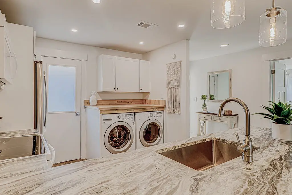 Bright condo w/ a private patio - walk to beaches, pools, & shopping
